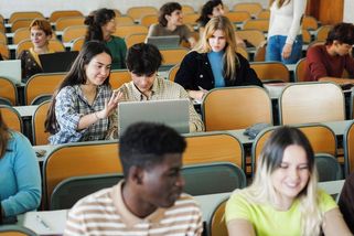 Univerzity bijí na poplach kvůli AI. Zároveň bez ní nedokážou fungovat